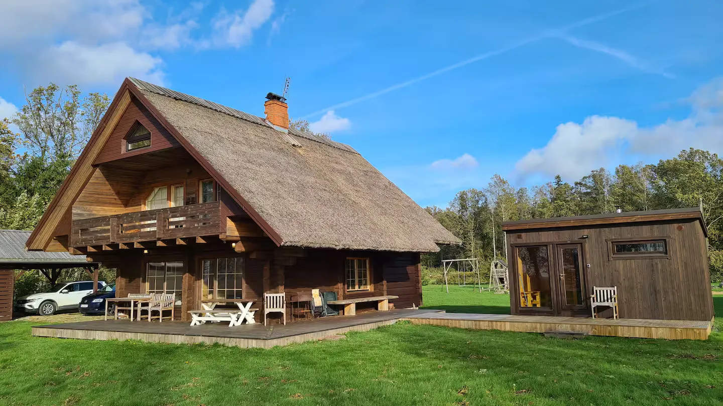Tømmerhuset med balkong og terrasse
